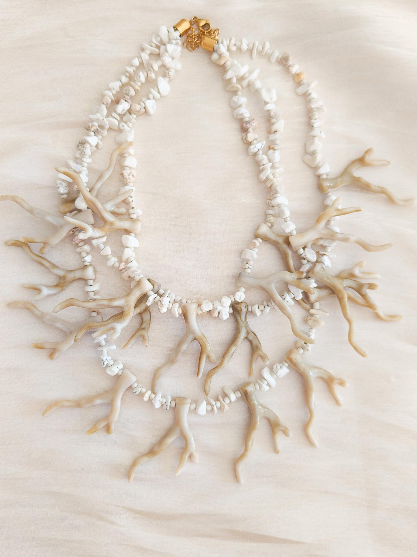 Collar triple cadenas de coral pasión