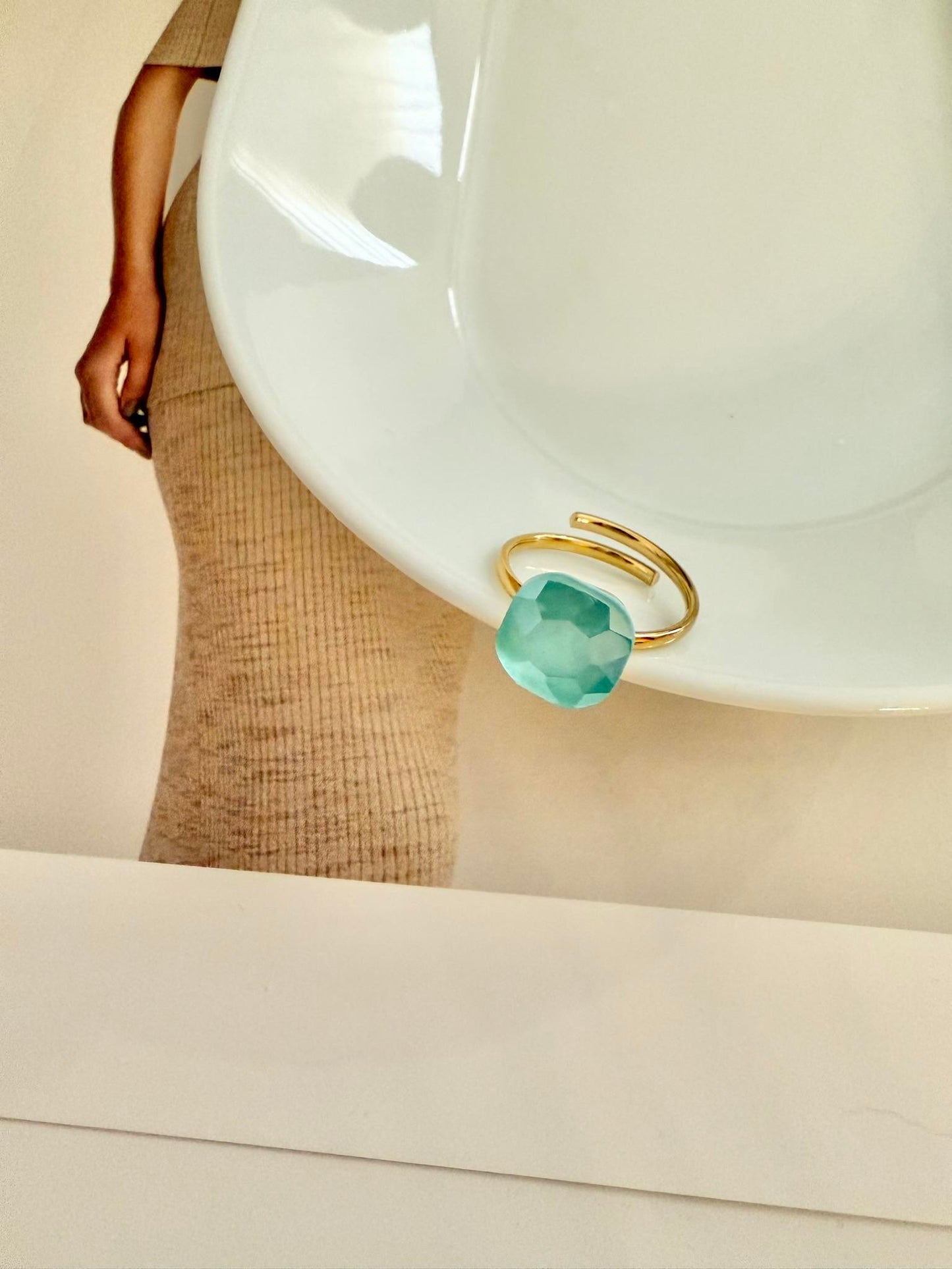 Anillo Cuadrado en Varios Colores - Accesorio Elegante y Colorido