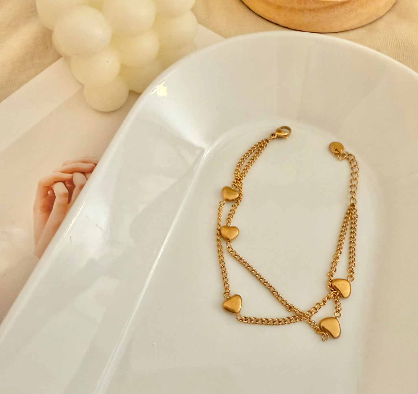 Pulsera de doble cadena con corazón.