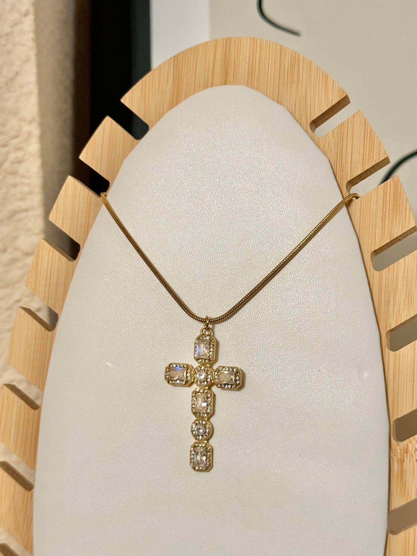 Collar de diamantes con cruz de moda