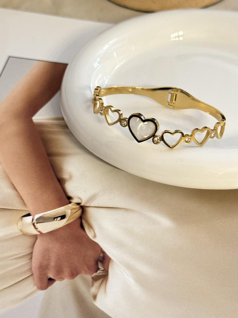 Pulsera rígida de corazón blanco