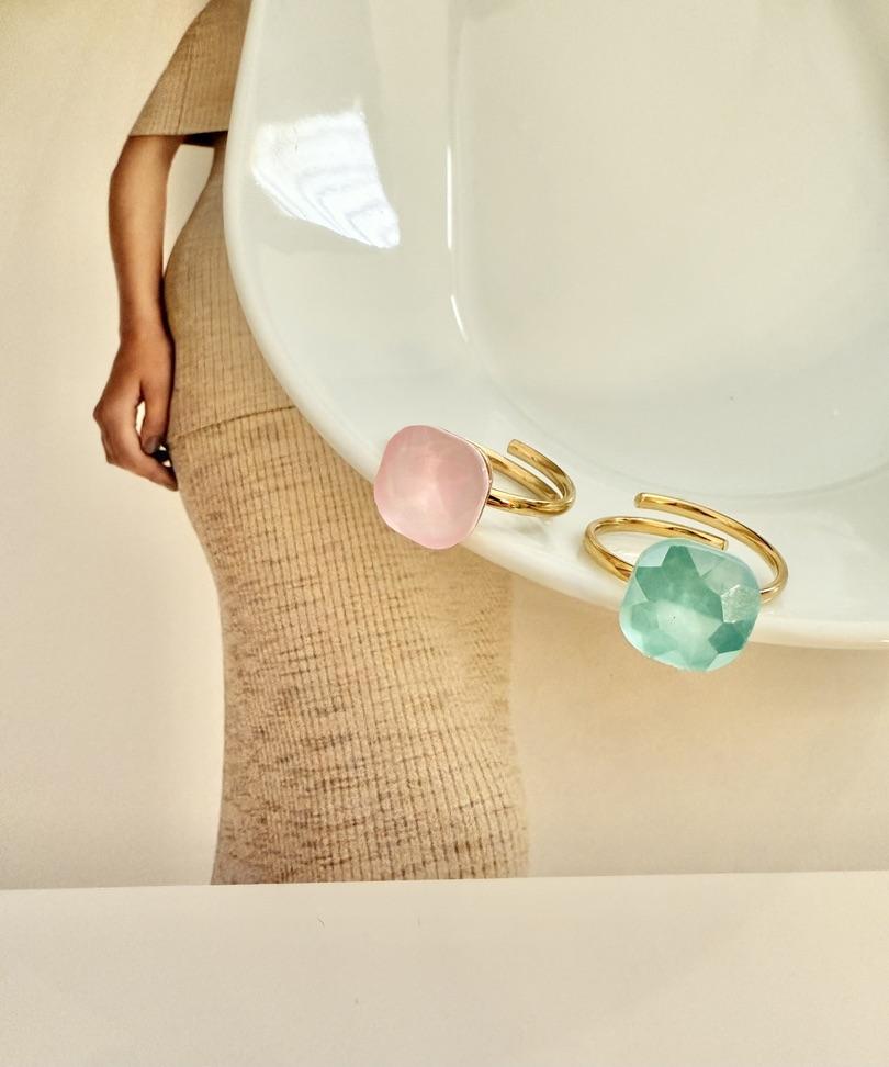 Anillo Cuadrado en Varios Colores - Accesorio Elegante y Colorido