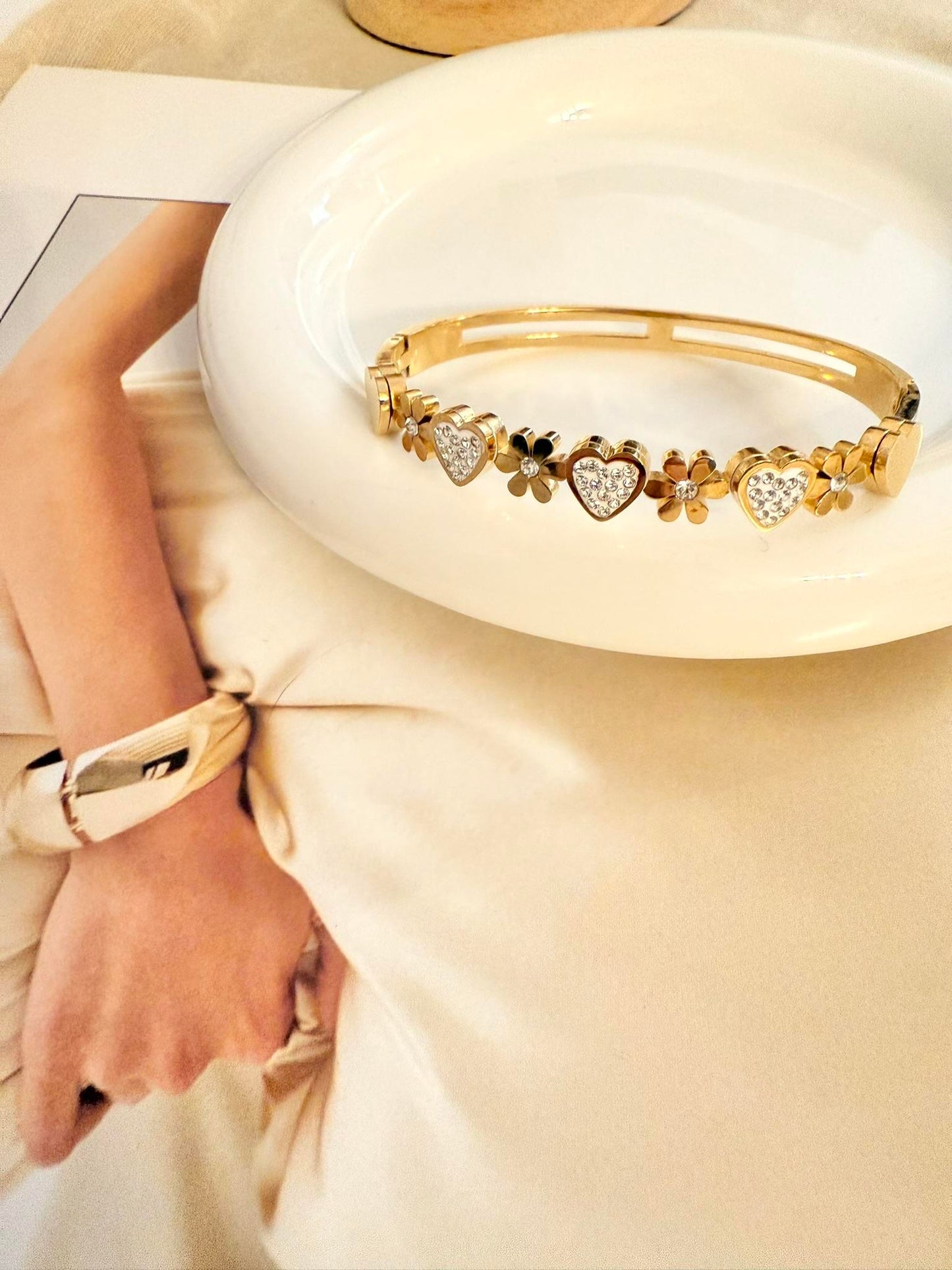 Pulsera Rígida de flores y corazones