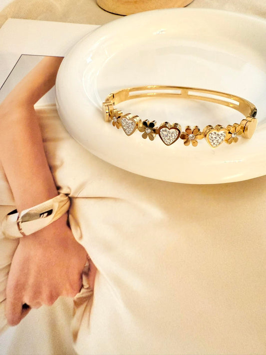 Rebajas -20%- Pulsera Rígida de flores y corazones