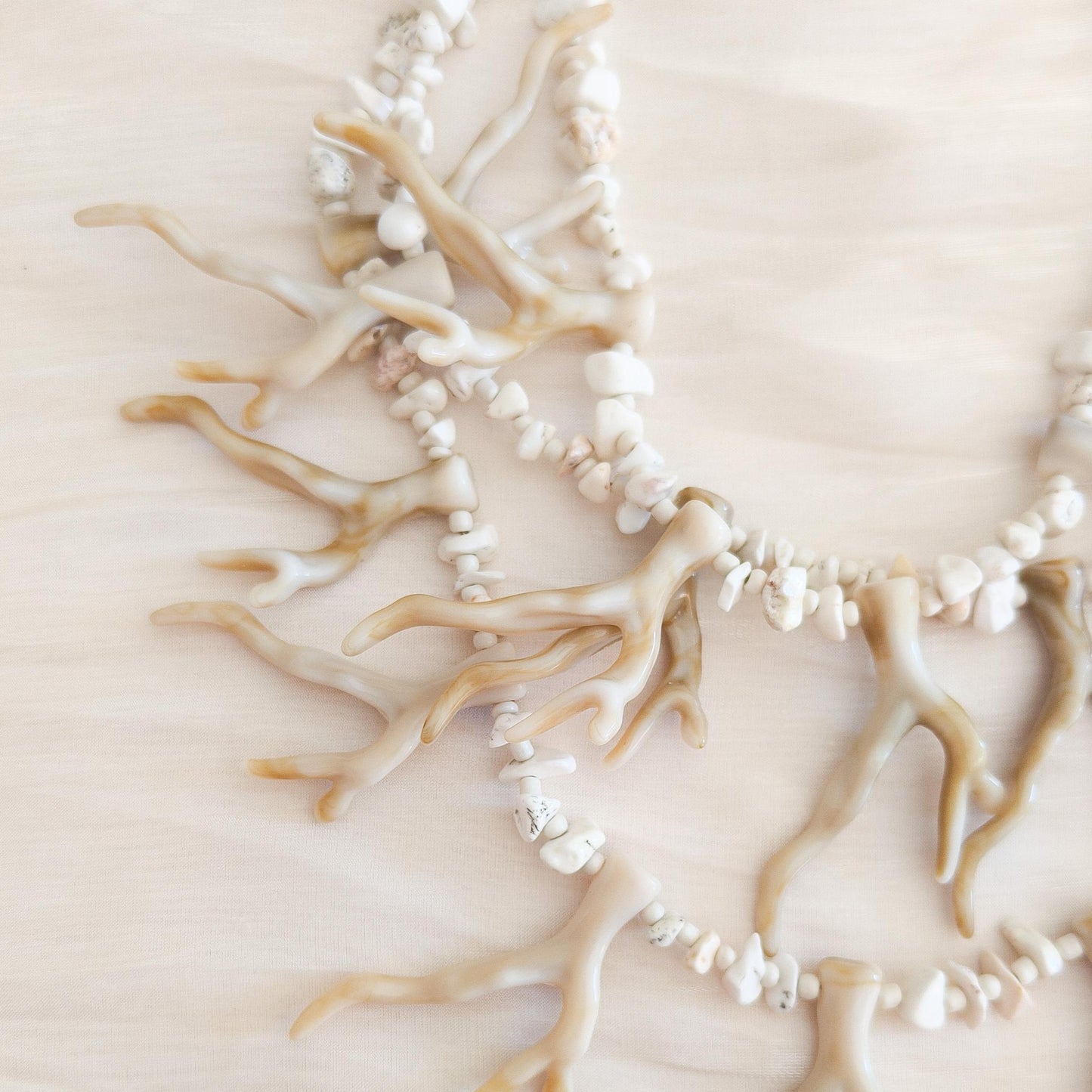 Collar triple cadenas de coral pasión