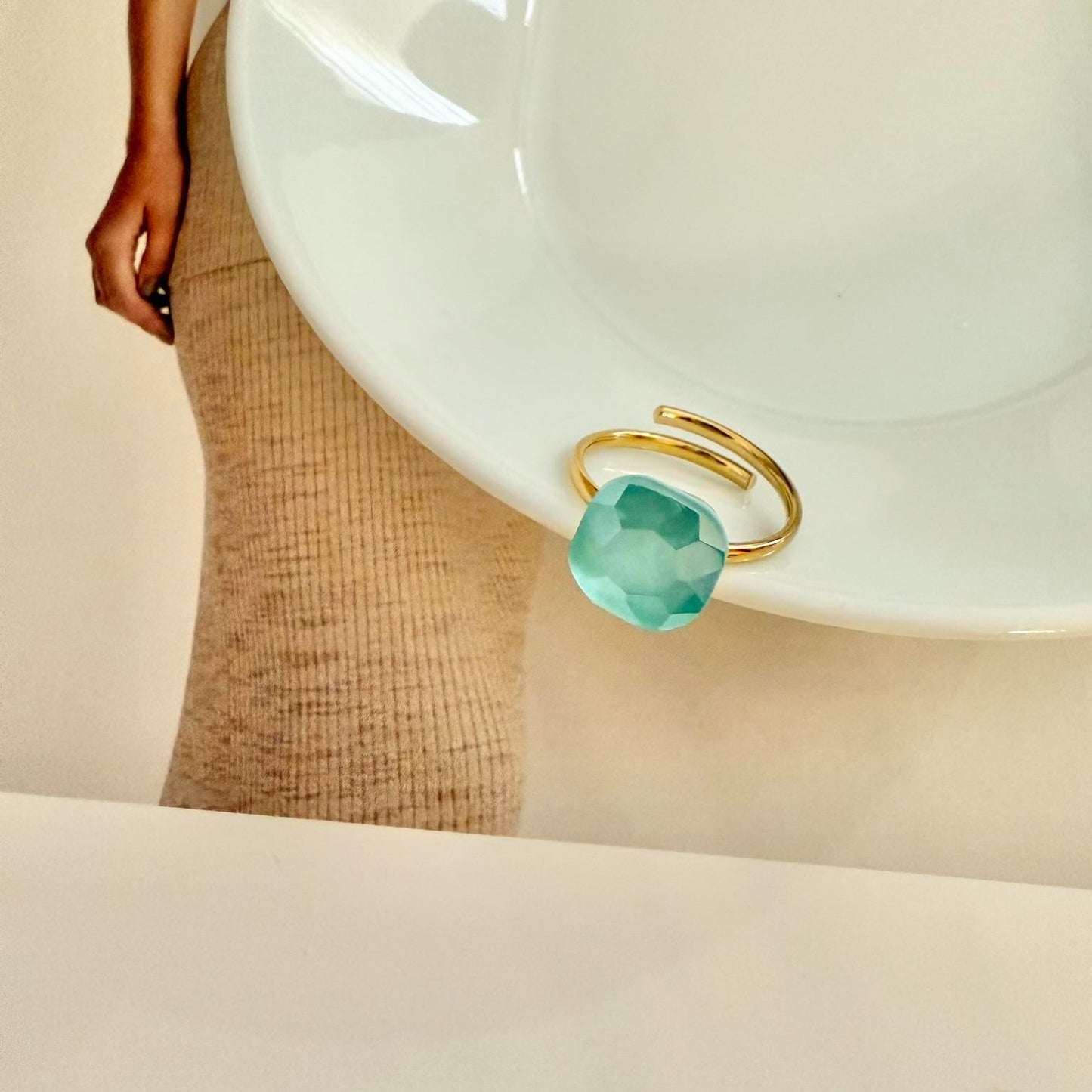 Anillo Cuadrado en Varios Colores - Accesorio Elegante y Colorido