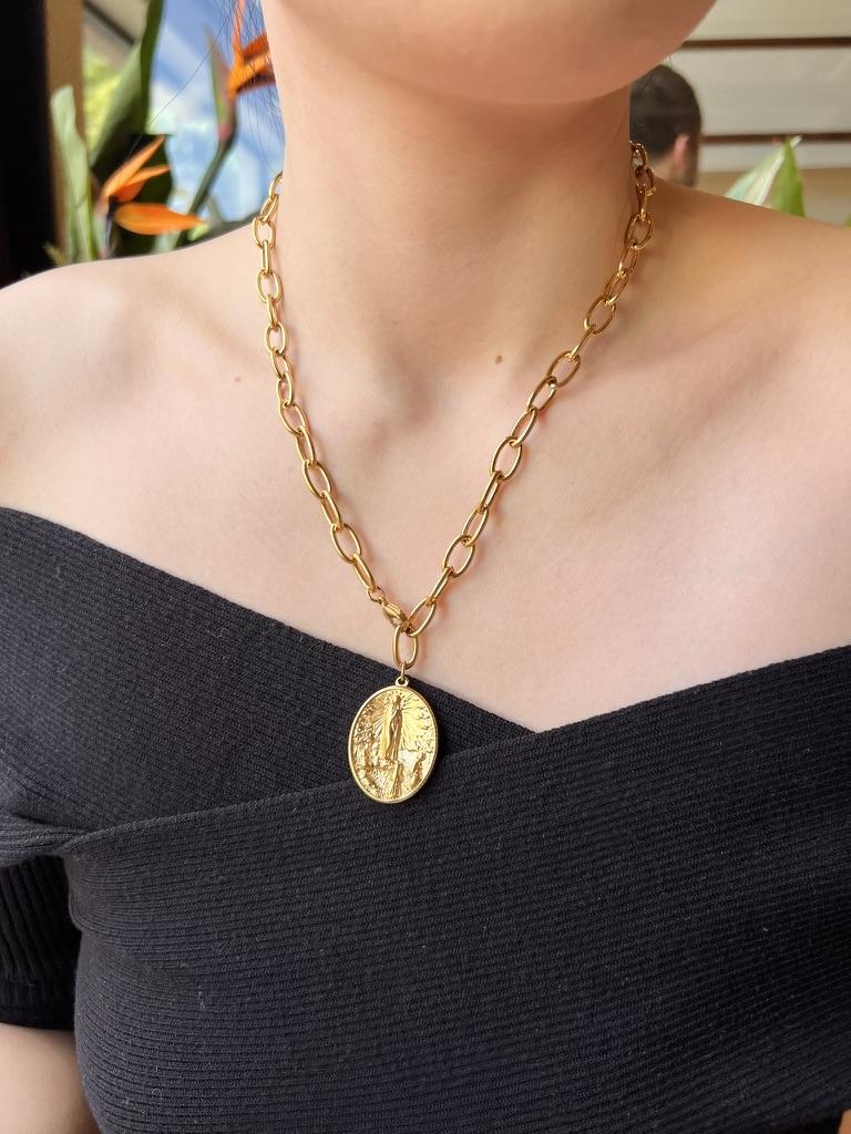 Collar grueso con medalla del Sagrado Jesús