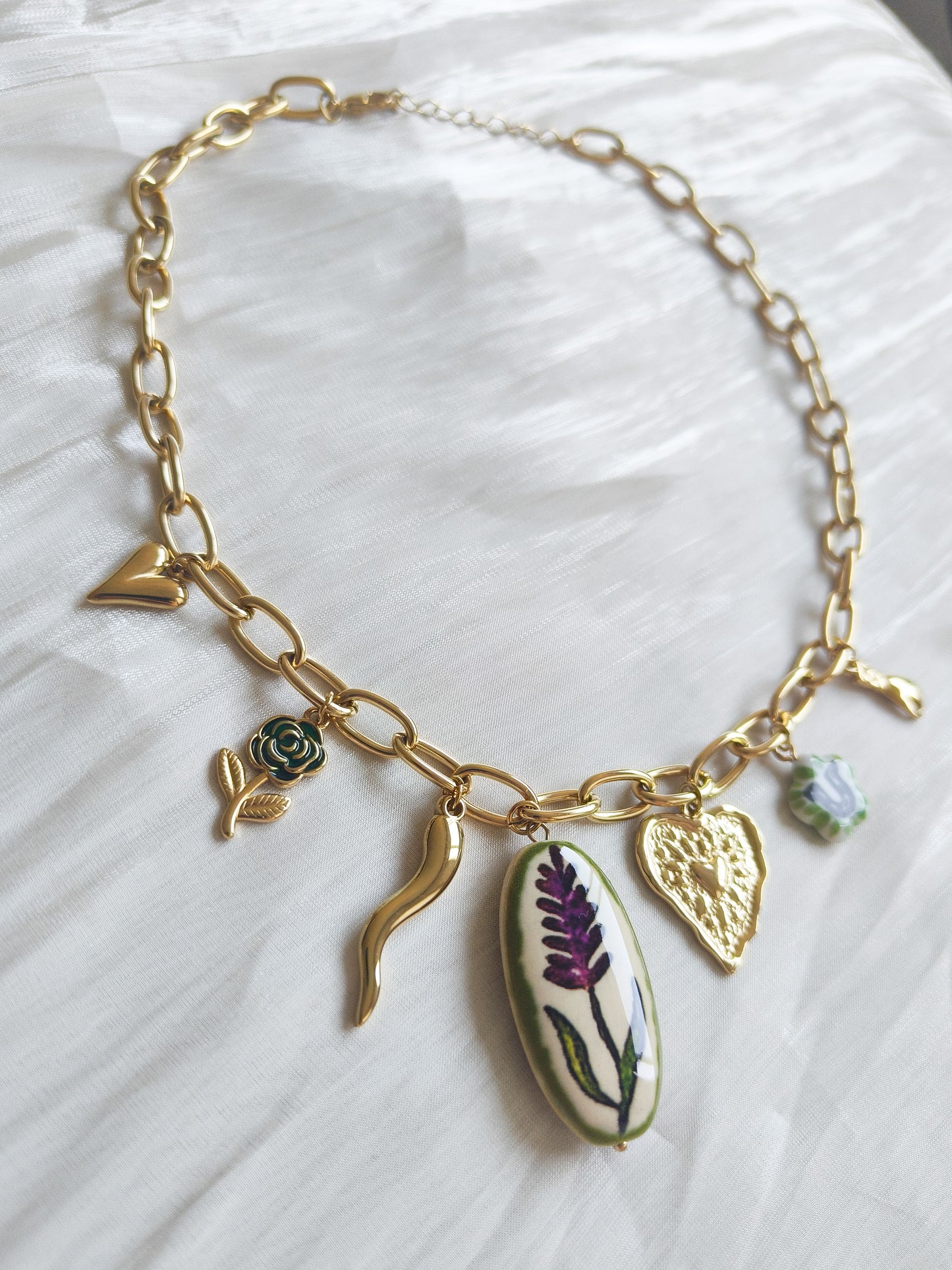 Collar botánico dorado (corazón)