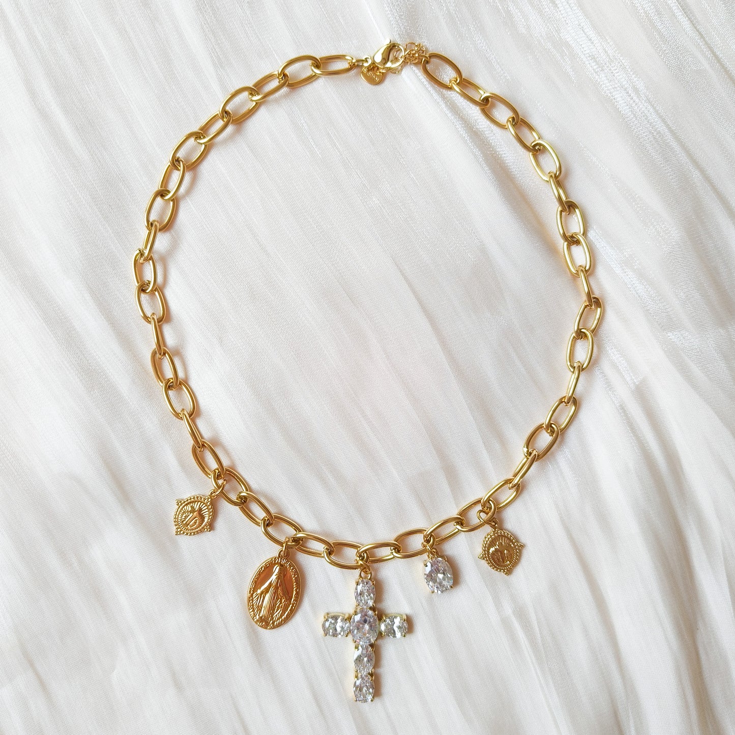 Collar reina cruz brillante
