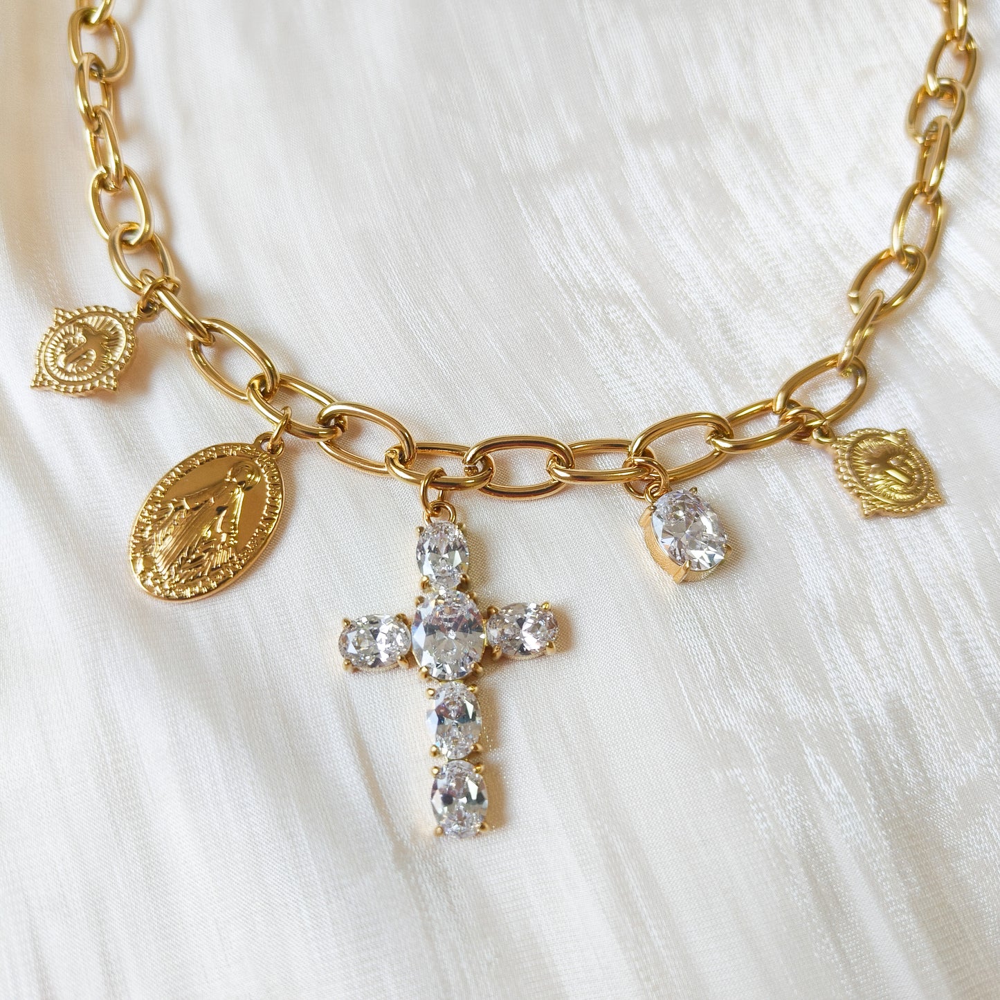 Collar reina cruz brillante