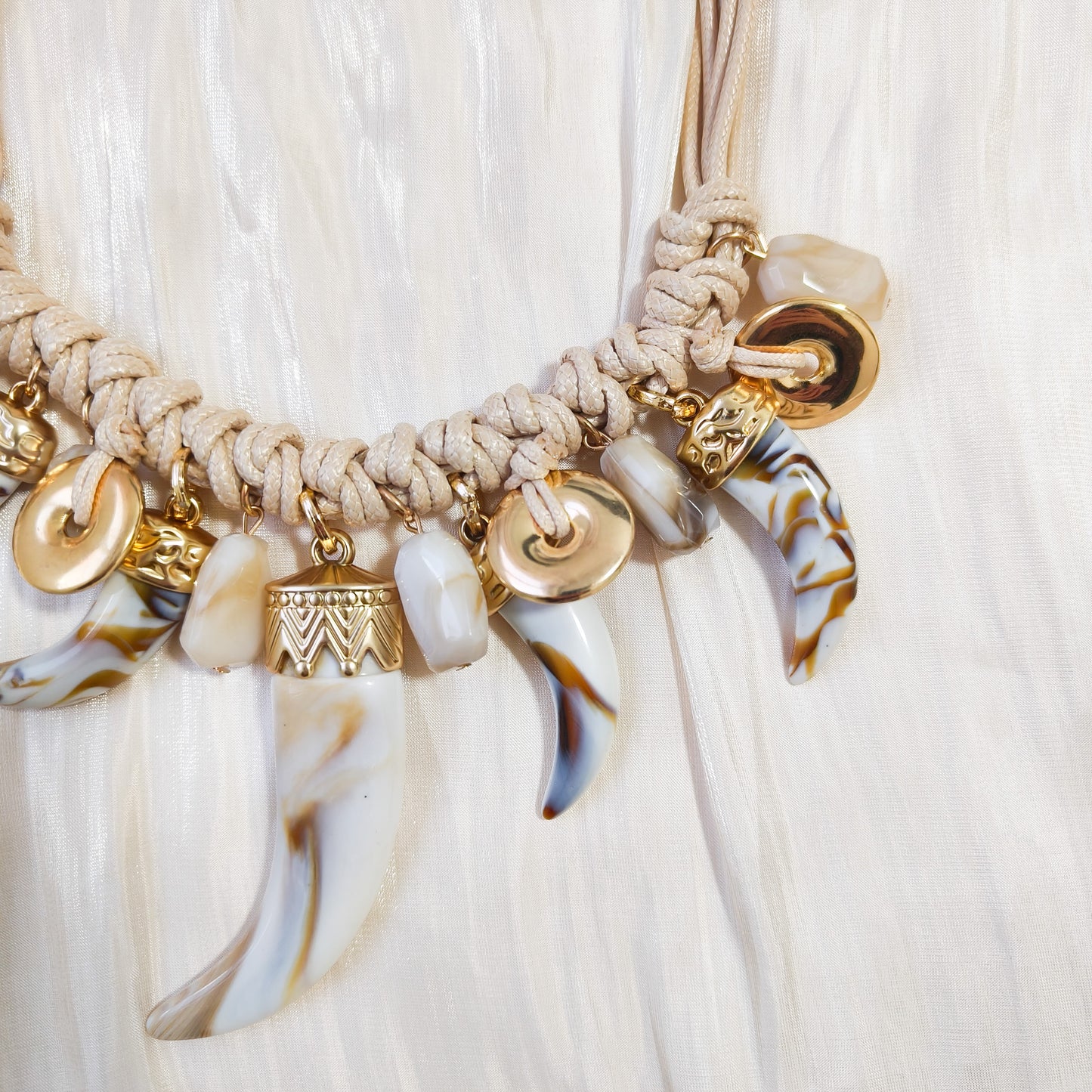 Collar Nairobi Charms ( diente chocolate)