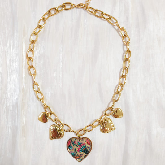 Collar Corazones Frida Sevilla con flor