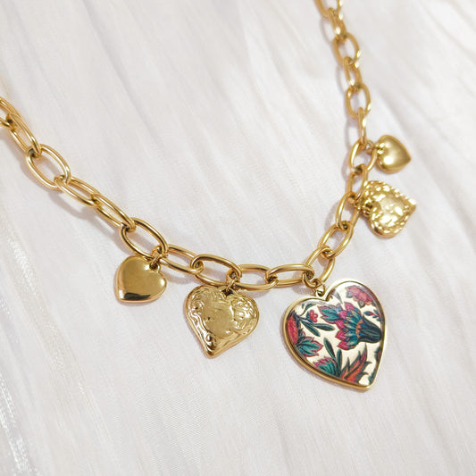 Look corazones Frida Sevilla con flor -collar y pulsera