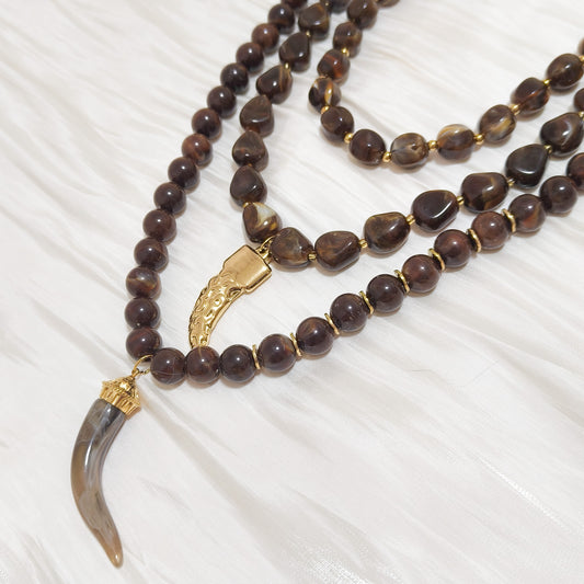 Collar triple con doble colmillos (tres cadenas)