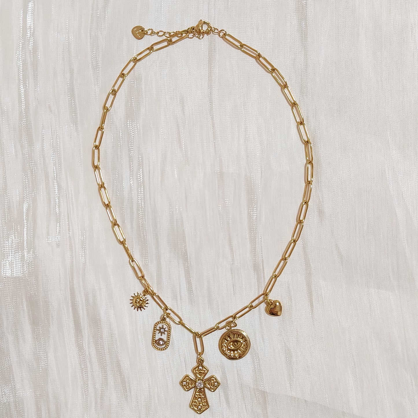 Collar Charm Cruz Amélie Sol y Fe