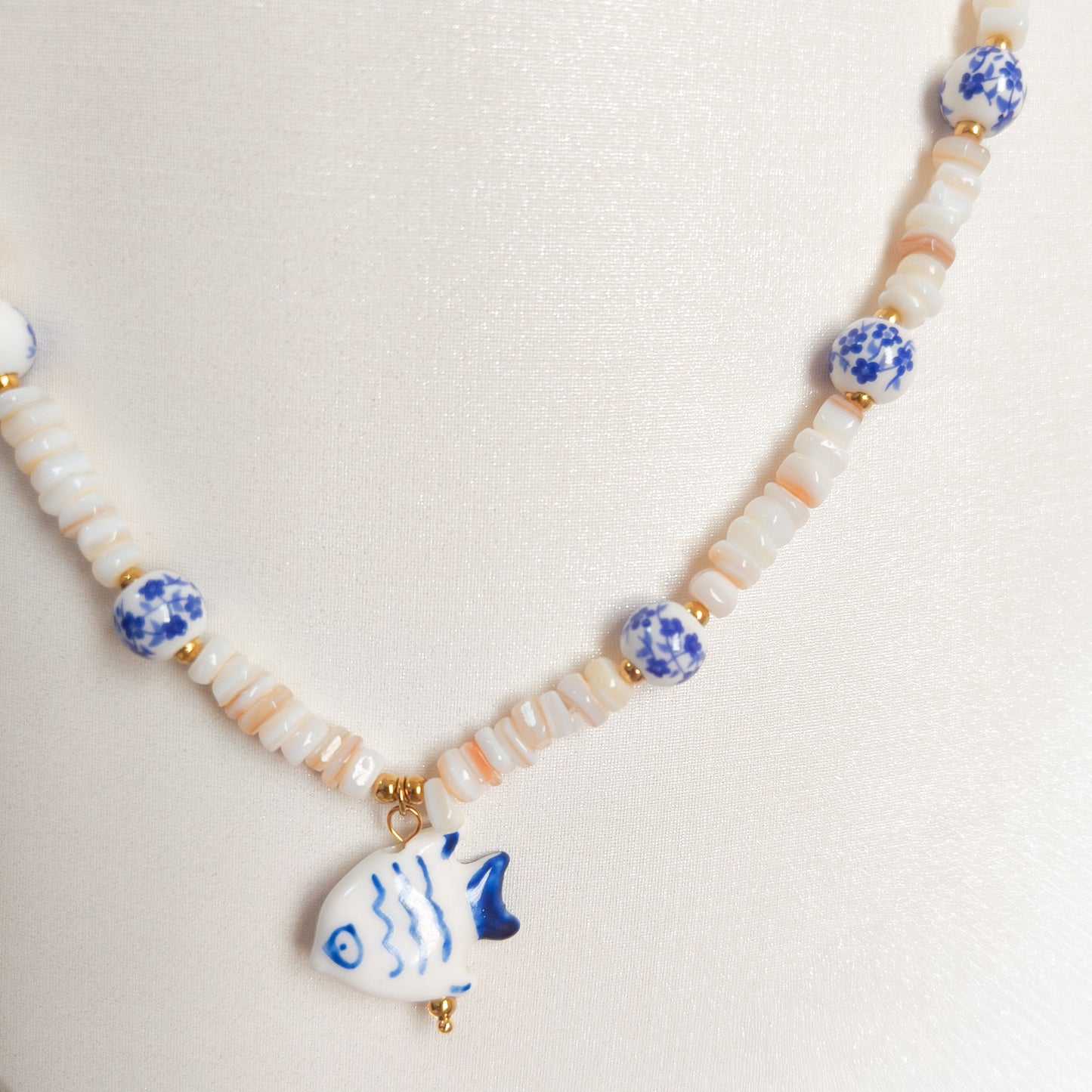 Collar Pez Santorini ( Porcelana y nácar)