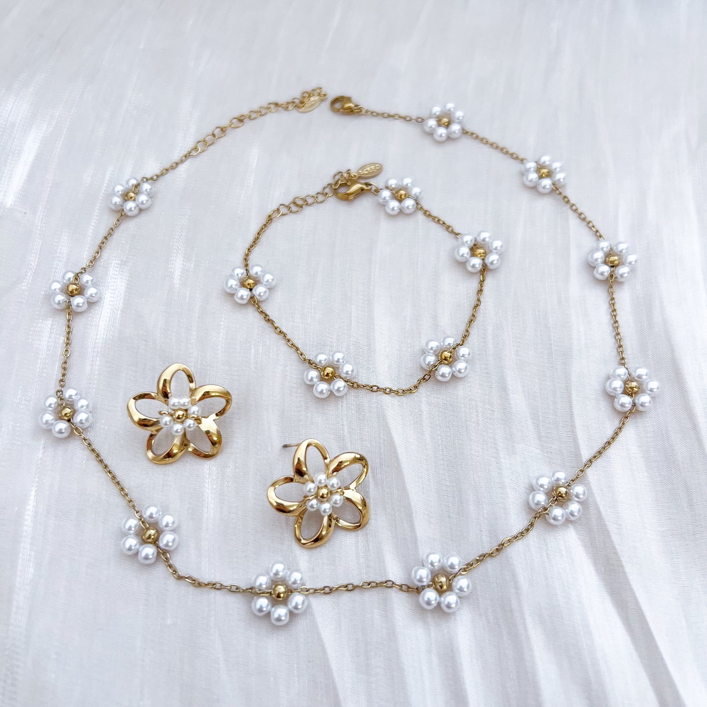Pendientes Flor Margarita (Flor dorada con detalle blanco)