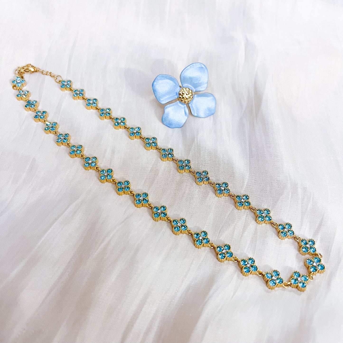 Collar Flores de Abril Tokio (Trébol Azul )