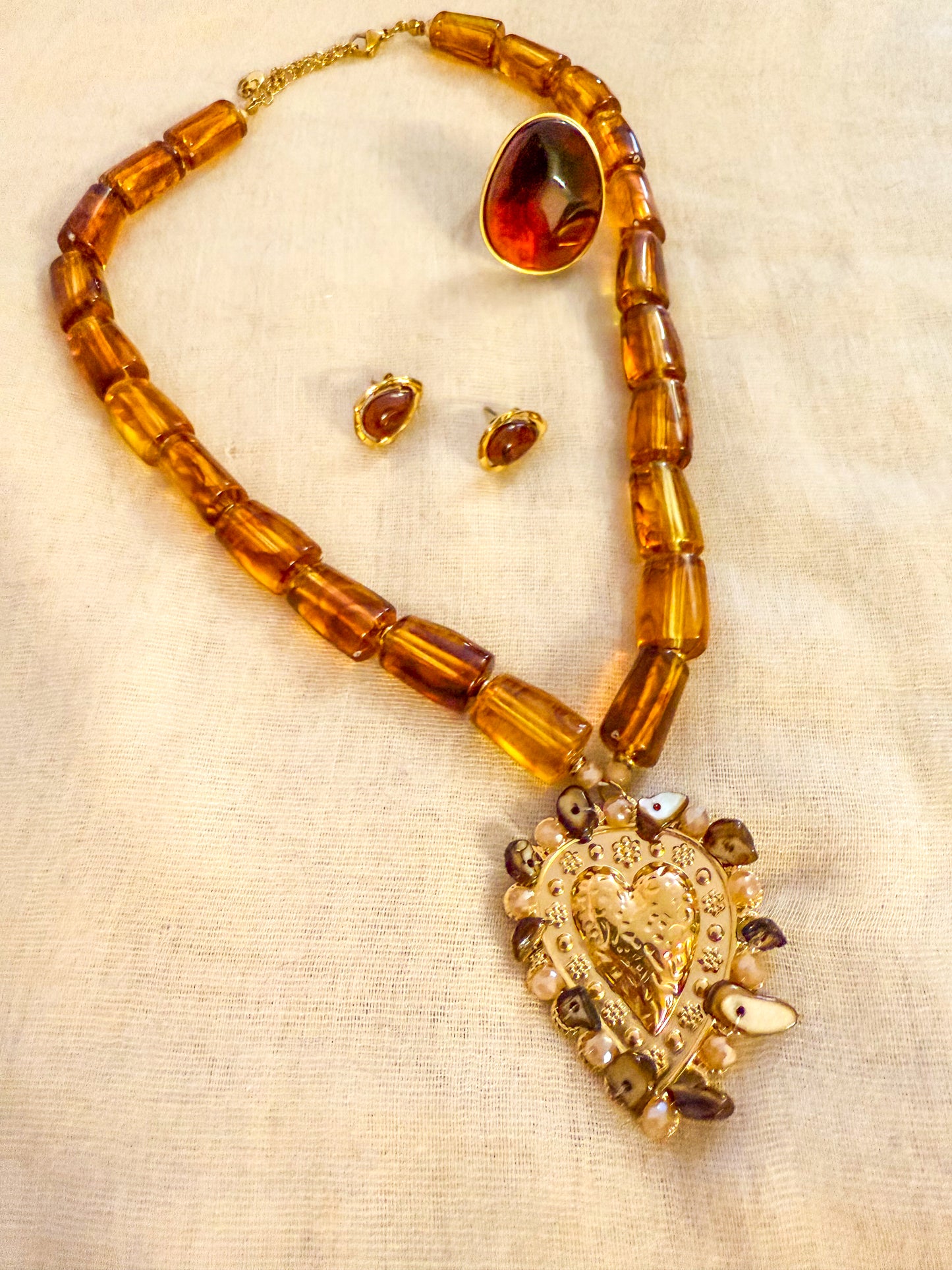 Collar Corazón Dorado con Encanto
