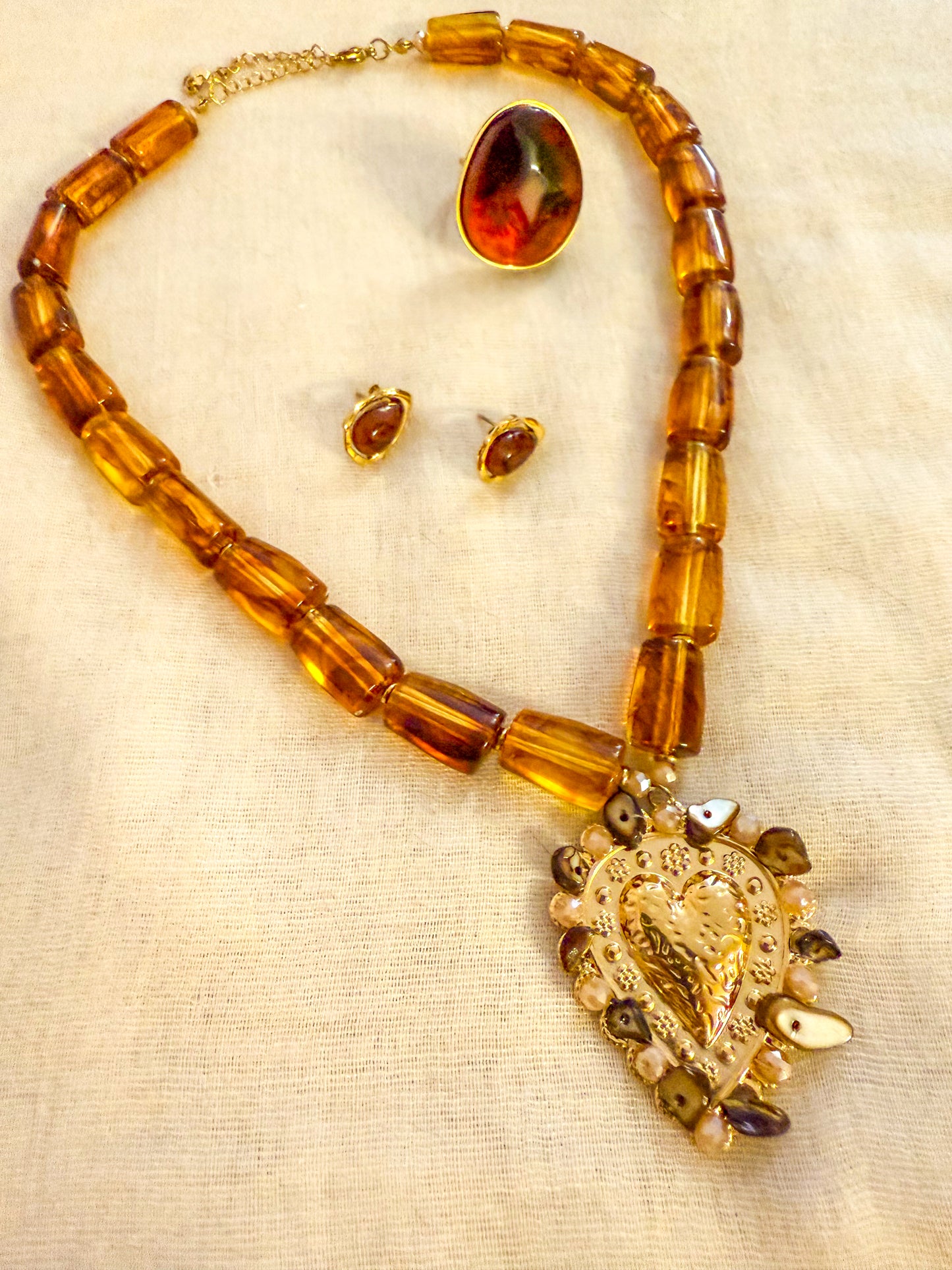 Collar Corazón Dorado con Encanto