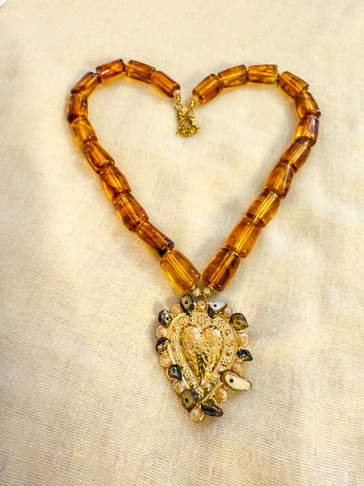 Collar Corazón Dorado con Encanto