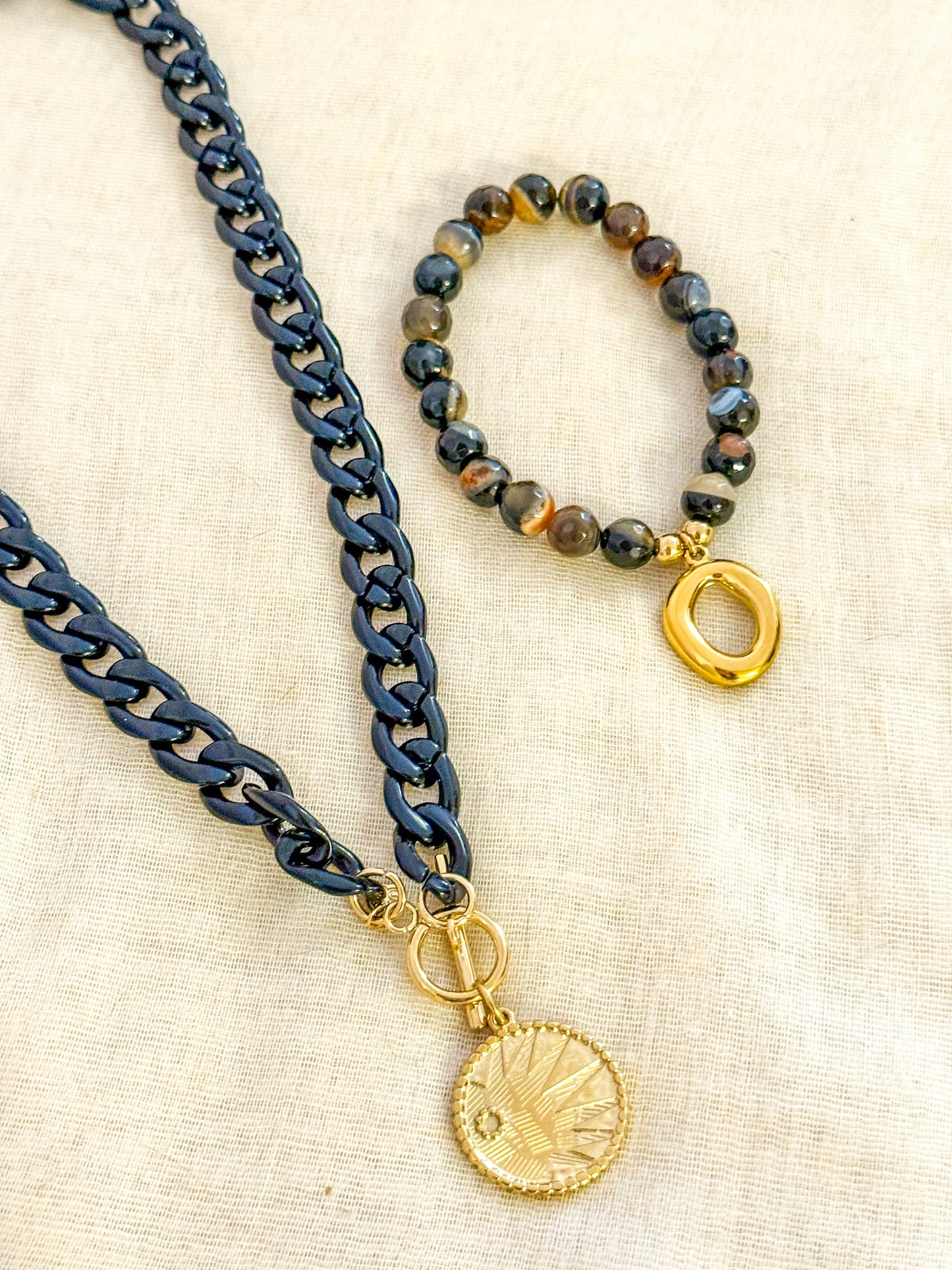 Collar Eclipse Dorado (Medalla sol)