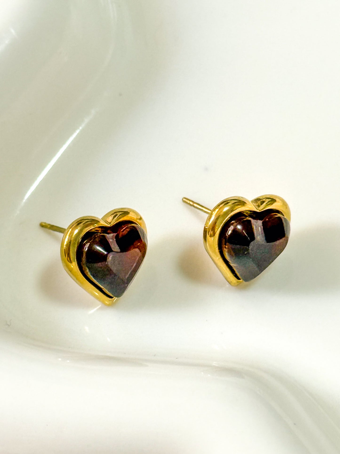 Pendientes Mini Corazón Profundo (MARRÓN)