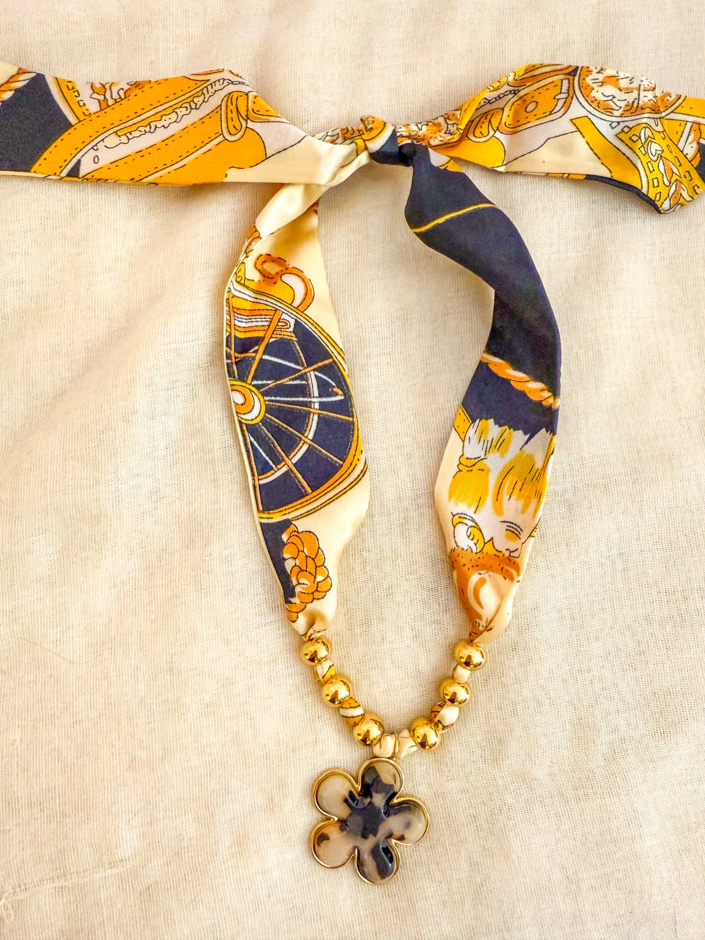 Collar Flor de Carruaje(Cinta estampada dorada)– Acero Inoxidable