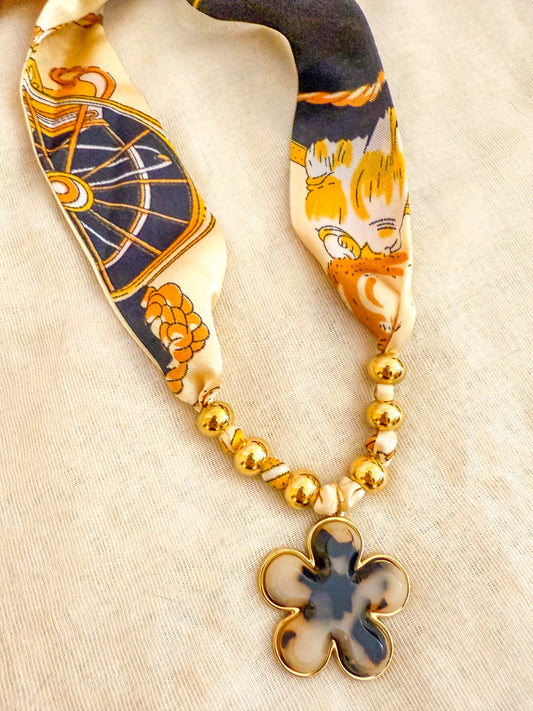 Collar Flor de Carruaje(Cinta estampada dorada)– Acero Inoxidable