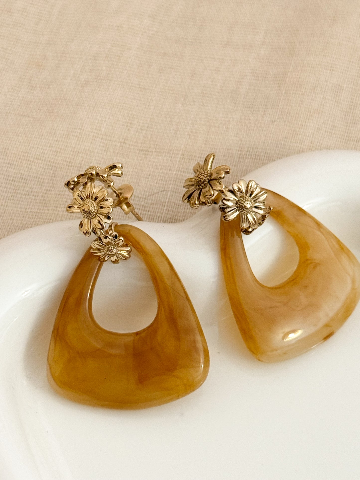 Pendientes Amanecer Dorado(Flor Caramelo) – Acero Inoxidable