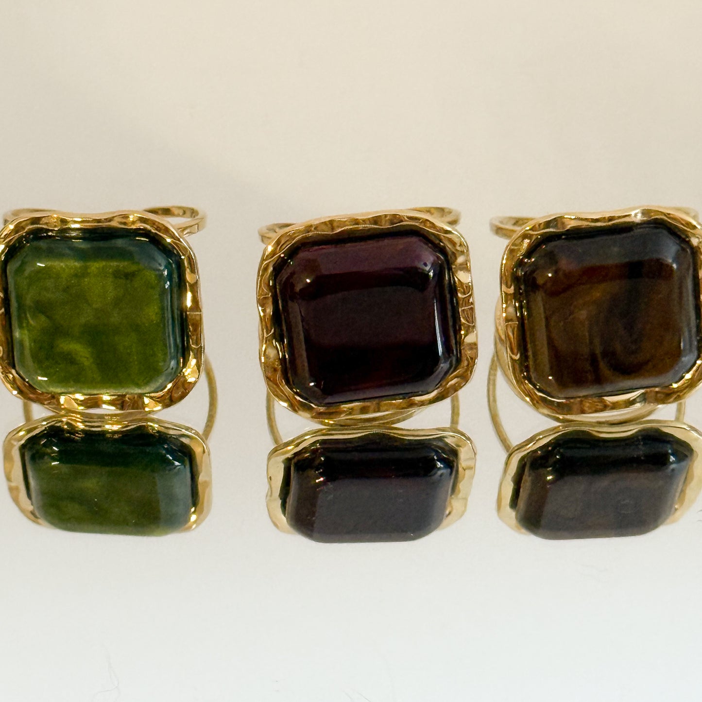 Anillo Prisma Dorado(Cuadrado de color) – Acero Inoxidable (Ajustable)
