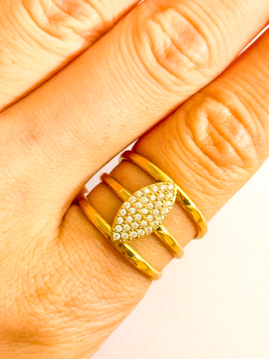 Anillo Brisa Dorada(Líneas y cristales) – Acero Inoxidable (Ajustable)