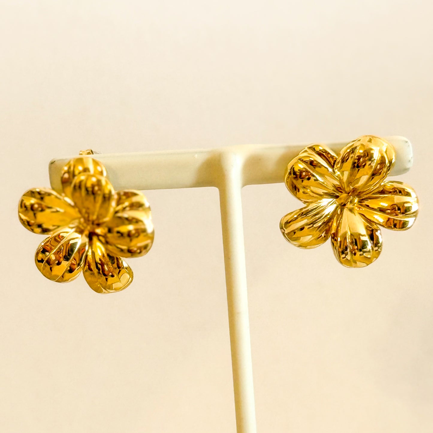 Pendientes Flor Serena(Flor dorada) – Acero Inoxidable