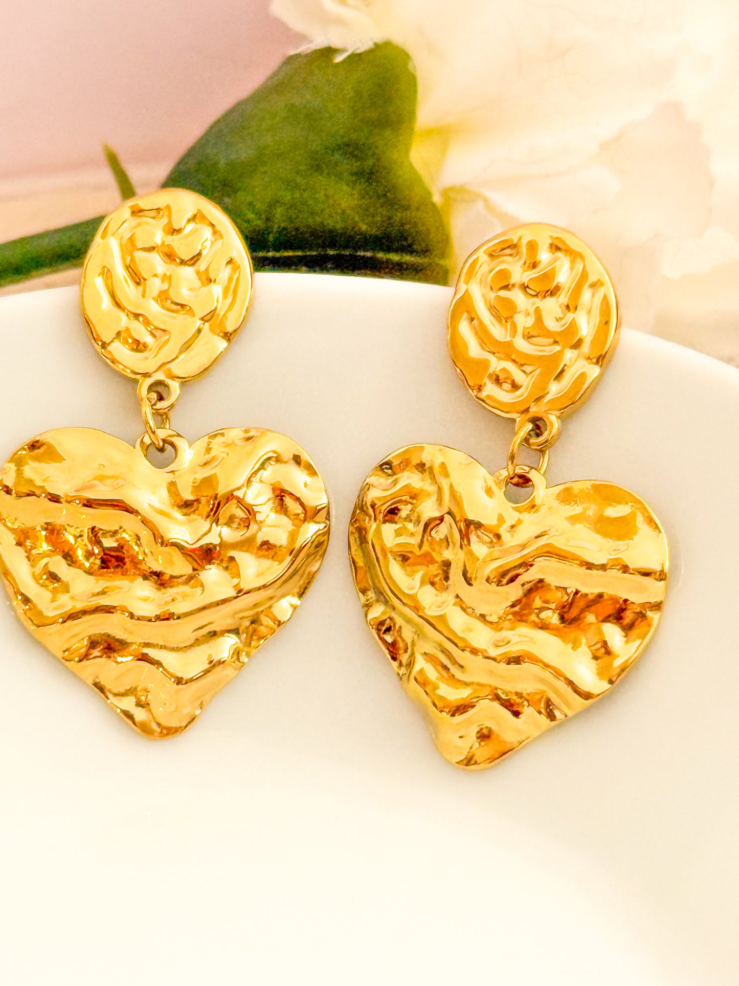 Pendientes Latido Dorado Largo(Corazón texturizado) – Acero Inoxidable