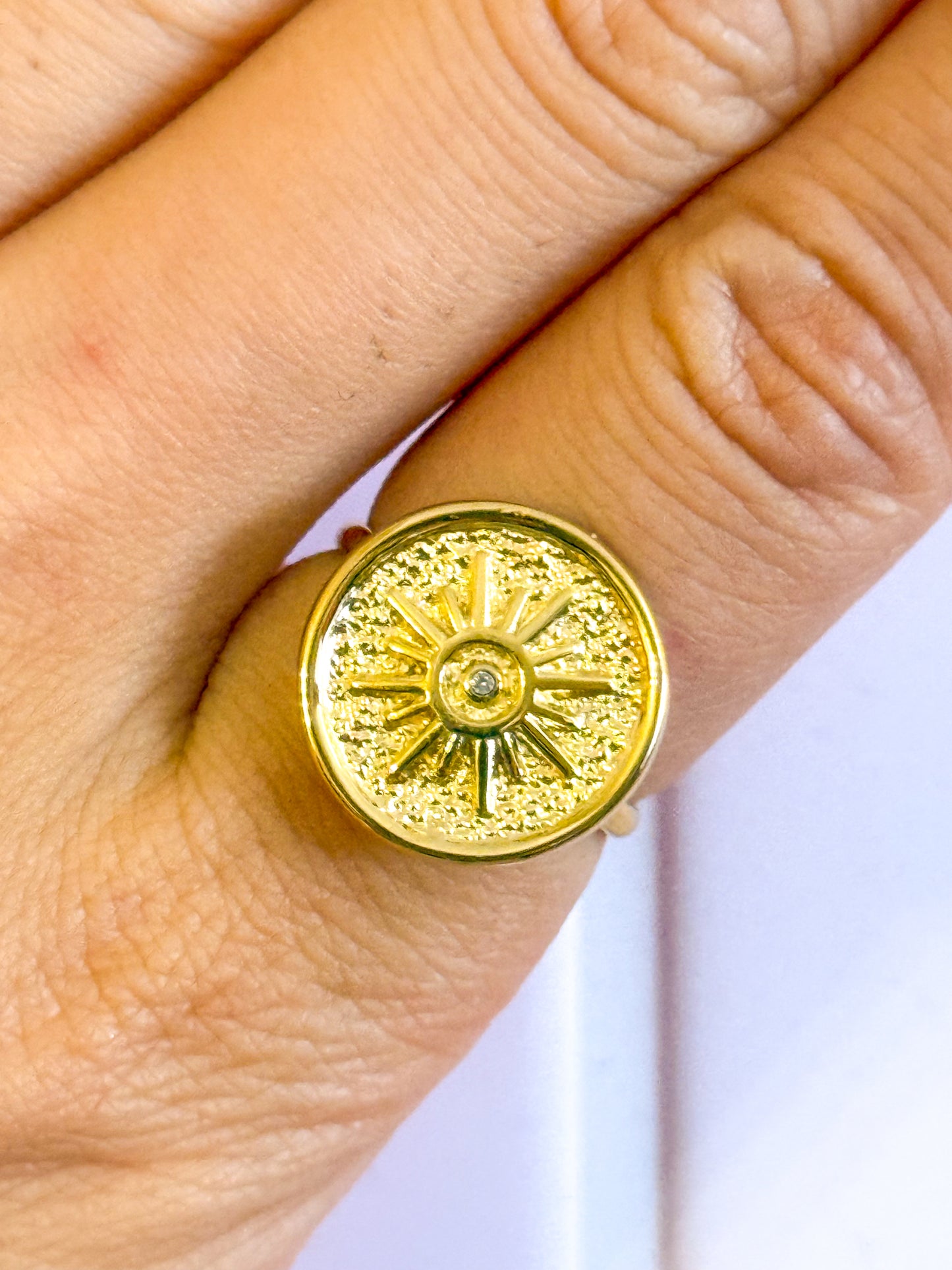 Anillo Sol Dorado(Grabado radiante)– Acero Inoxidable (Ajustable)