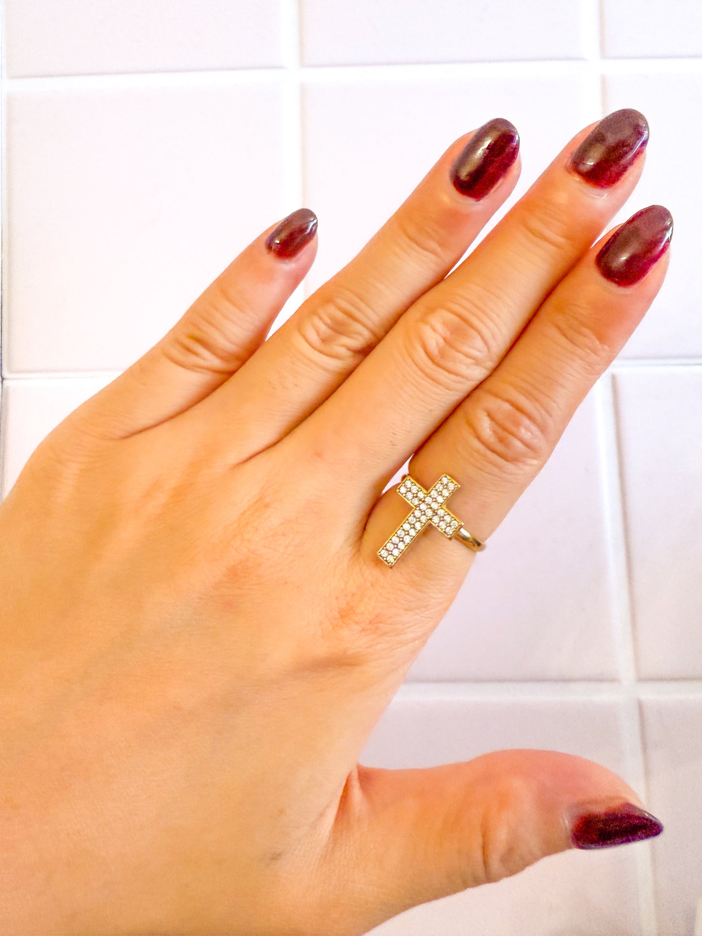 Anillo Cruz Dorada(Diseño geométrico brillante)– Acero Inoxidable (Ajustable)