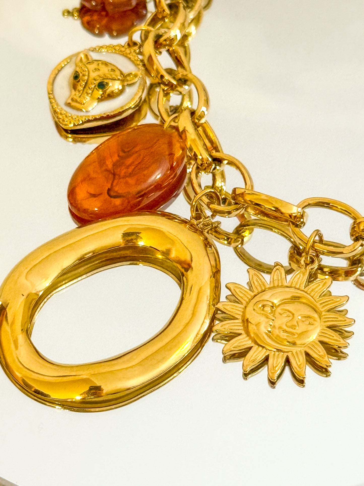 Collar Oval Dorado Jaguar(Charms mixtos)– Acero Inoxidable