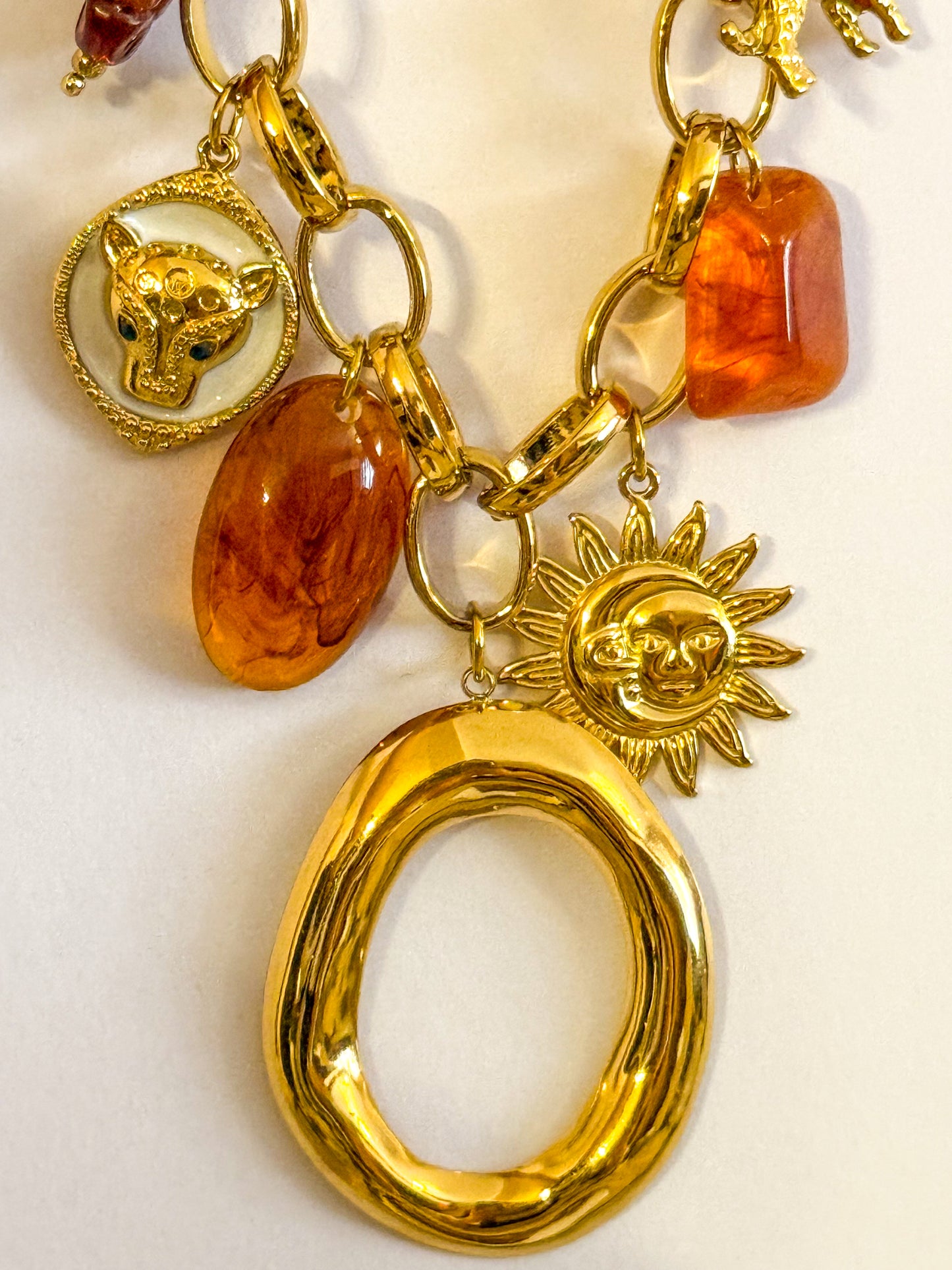 Collar Oval Dorado Jaguar(Charms mixtos)– Acero Inoxidable