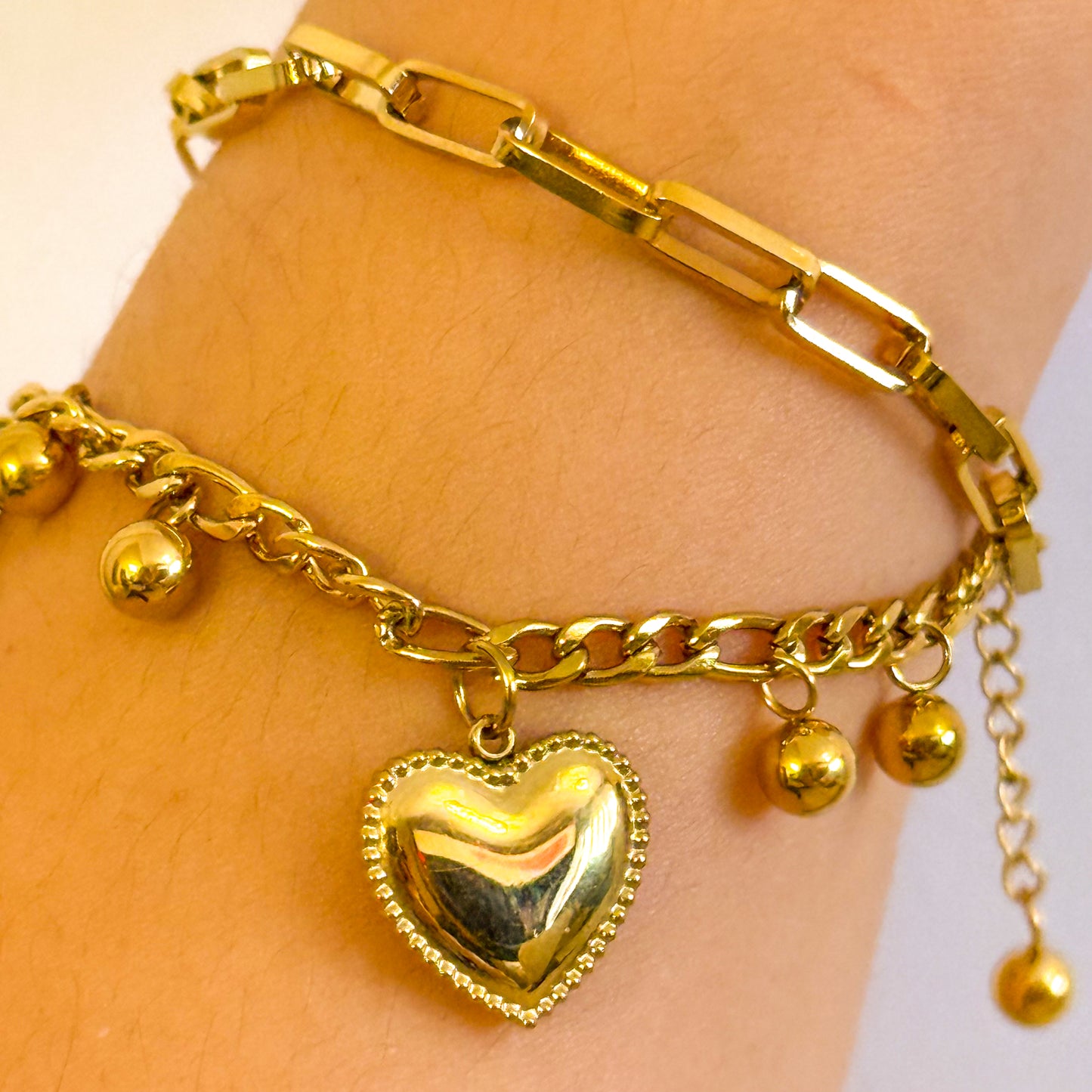 Pulsera Doble Encanto(Corazón y eslabones dorados)– Acero Inoxidable