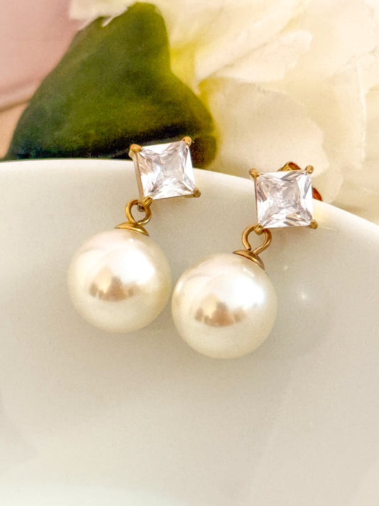 Pendientes Luz Serena(Esfera colgante dorada Brillo)