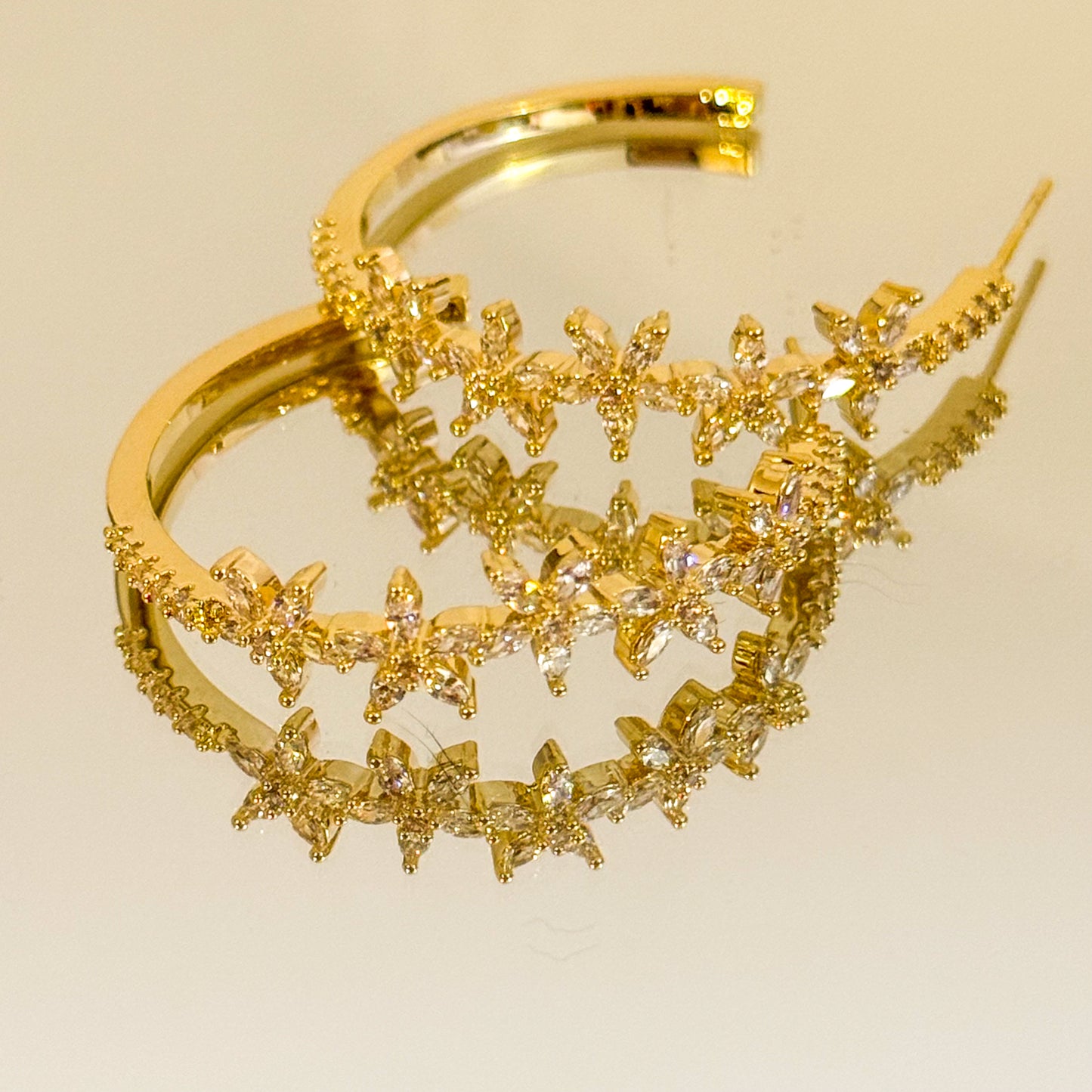 Pendientes Estelar Dorado(Aros con flores)