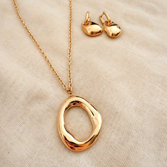 Collar Oval Fluida(Forma orgánica dorada)