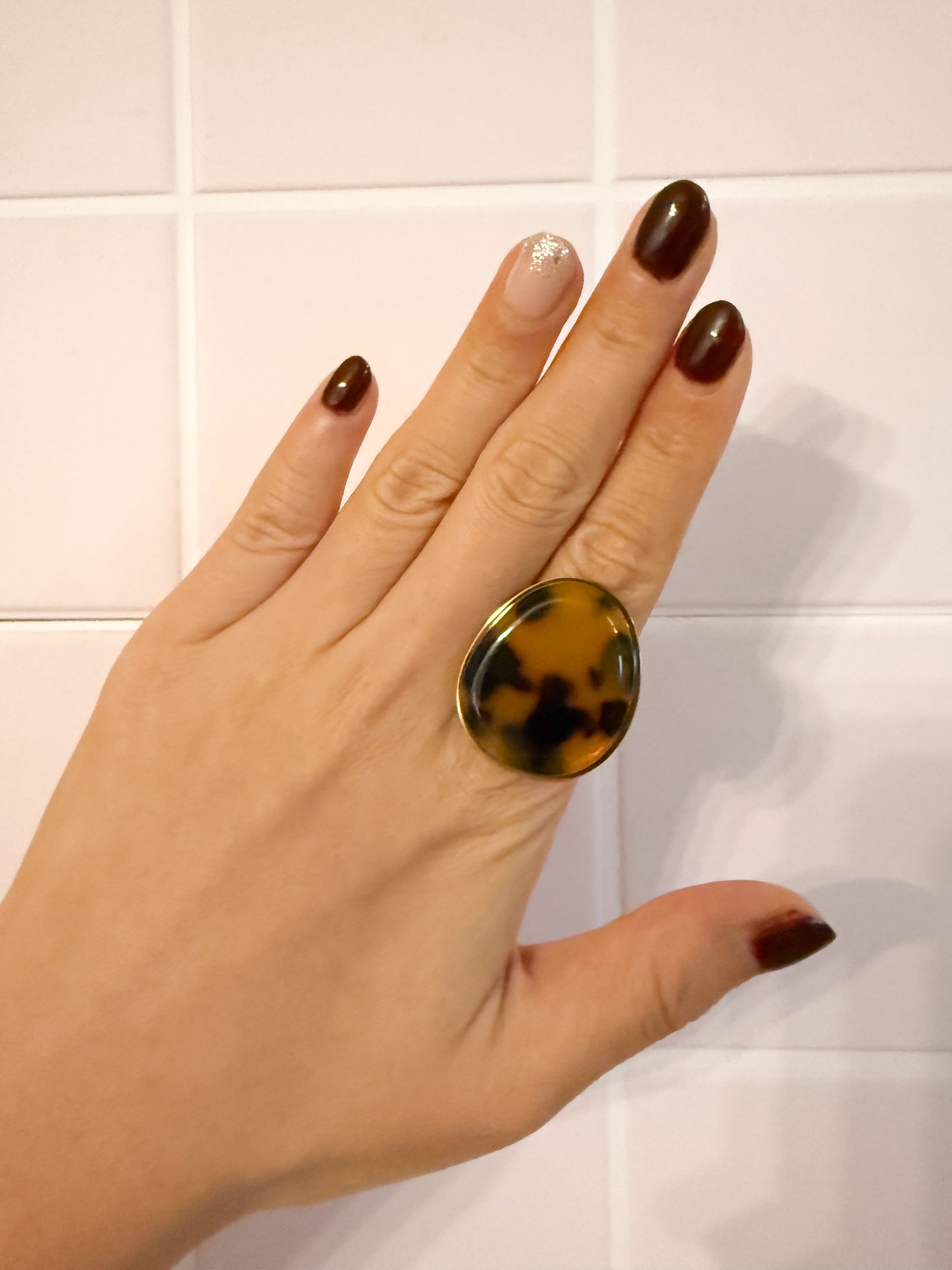 Anillo Óvalo Carey (Tono ámbar oscuro) Ajustable