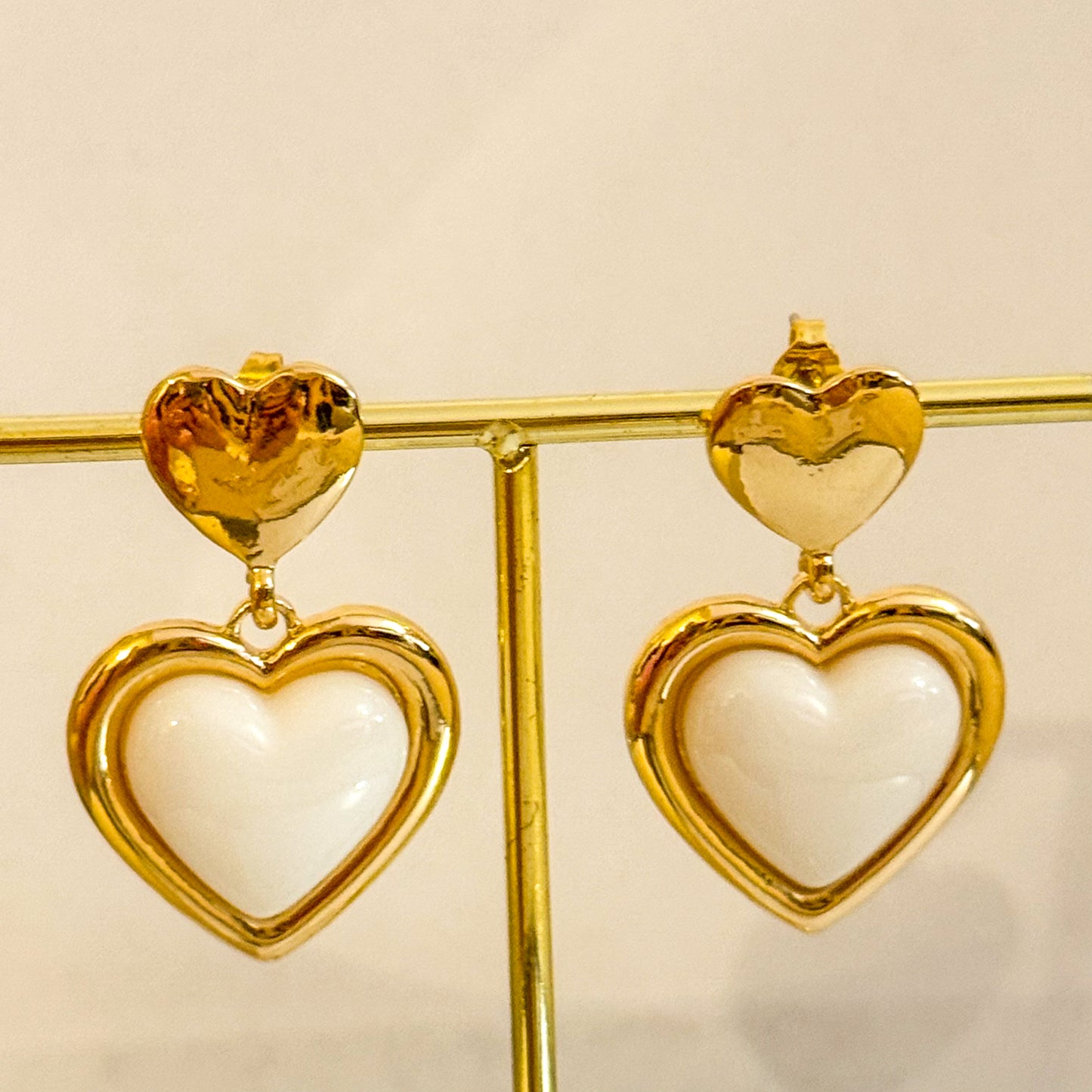 Pendientes Doble Corazón Perlado (Blanco Nieve)