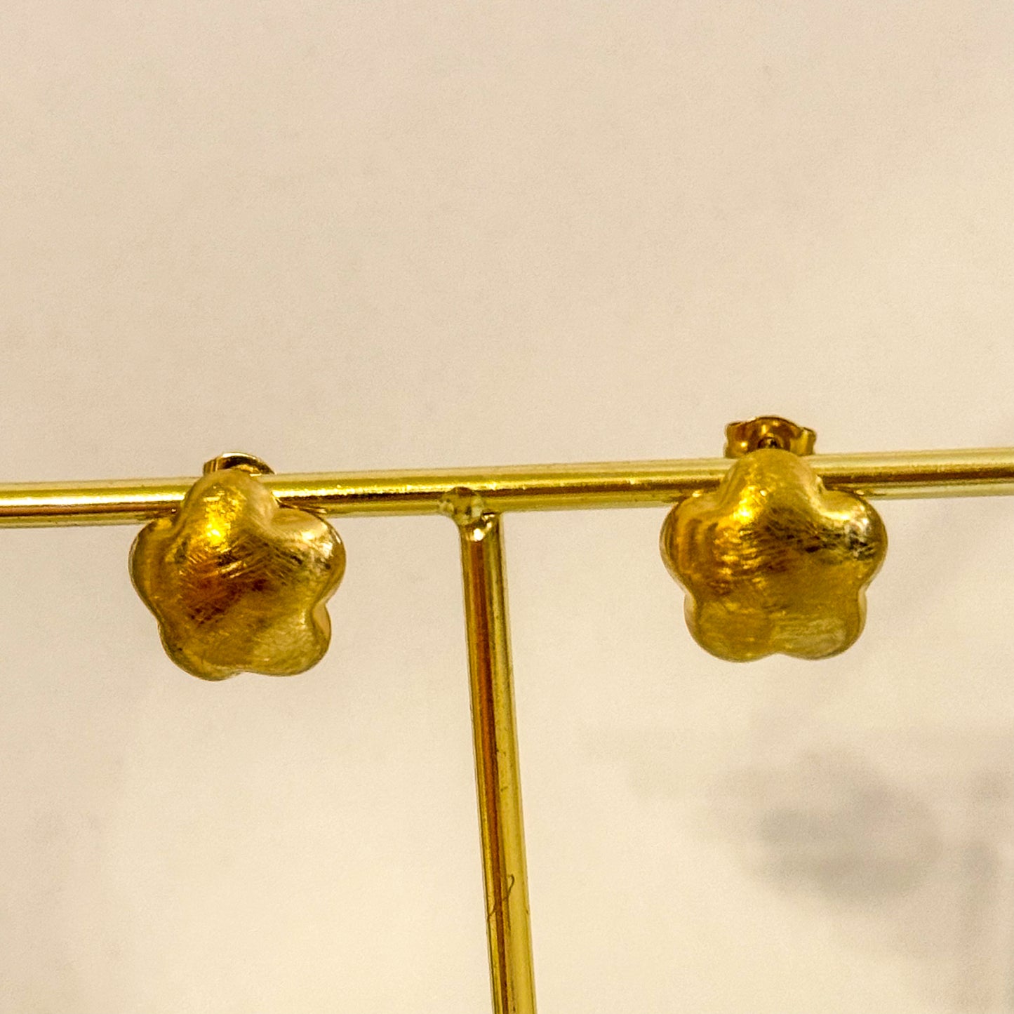 Pendientes Flor Satinada (Mini Flor Dorada)