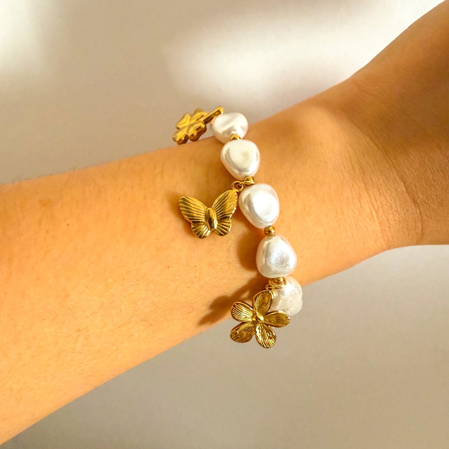 Pulsera Aura Serena ( Corazones Luminosos con Charms Dorados)