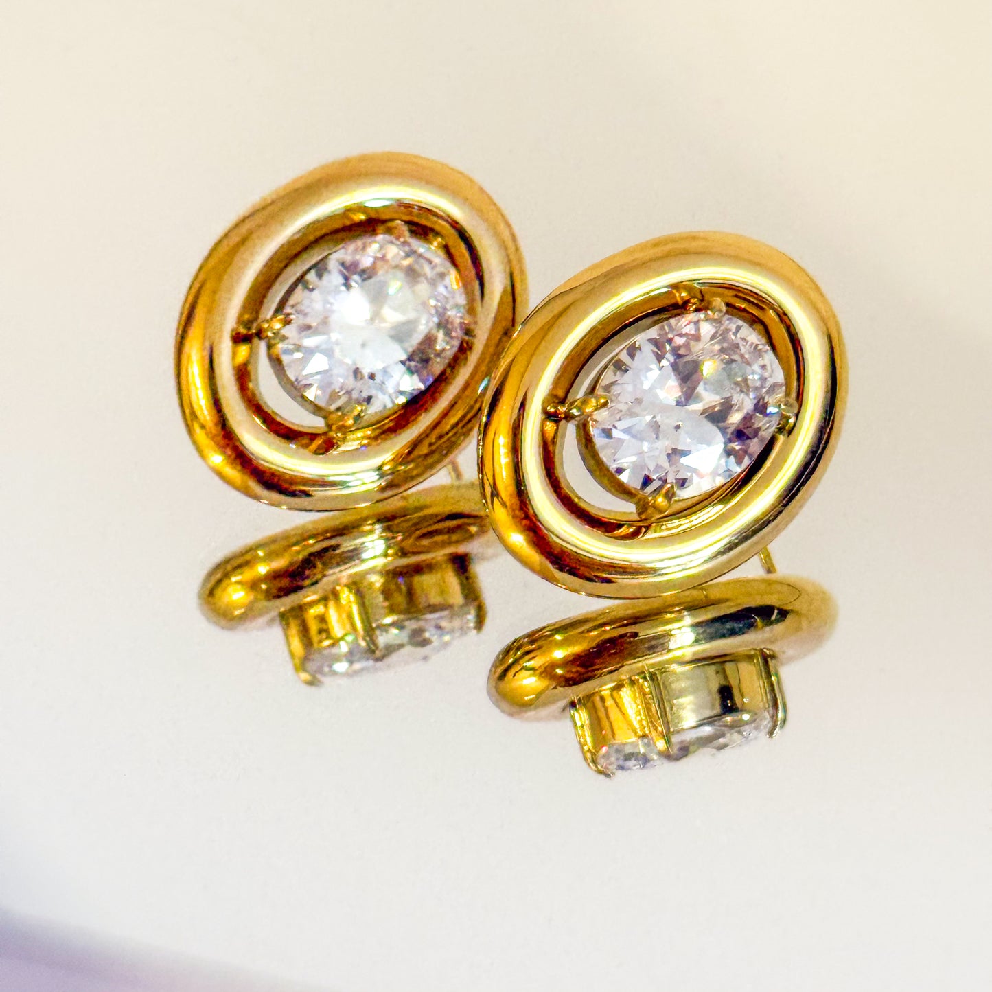 Pendientes Brillo Imperial (Banda Dorada con Circonitas)