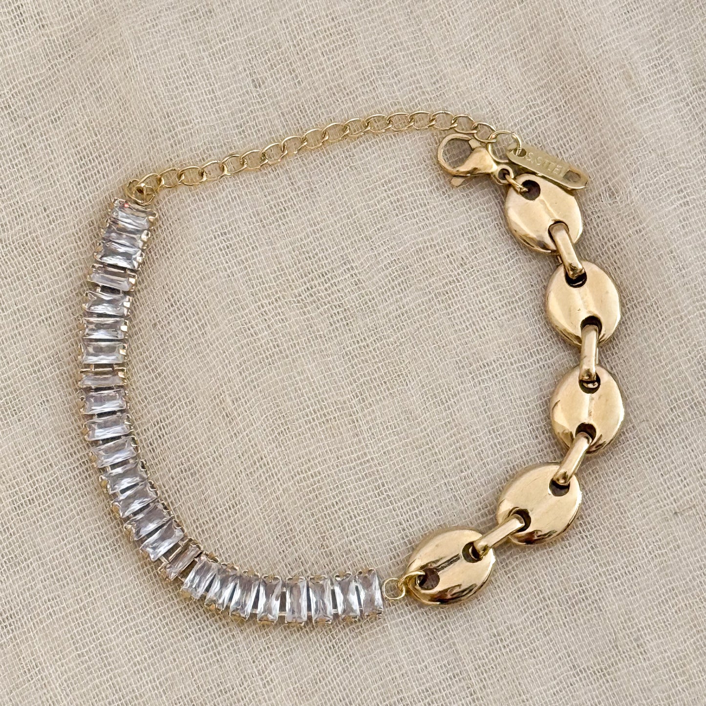 Pulsera Brillo Urbano (Pulsera Dorada Mixta con Eslabones y Detalles Luminosos)