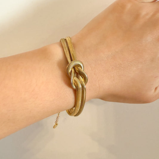 Pulsera Nudo Dorado (Pulsera Dorada con Diseño de Nudo Central)