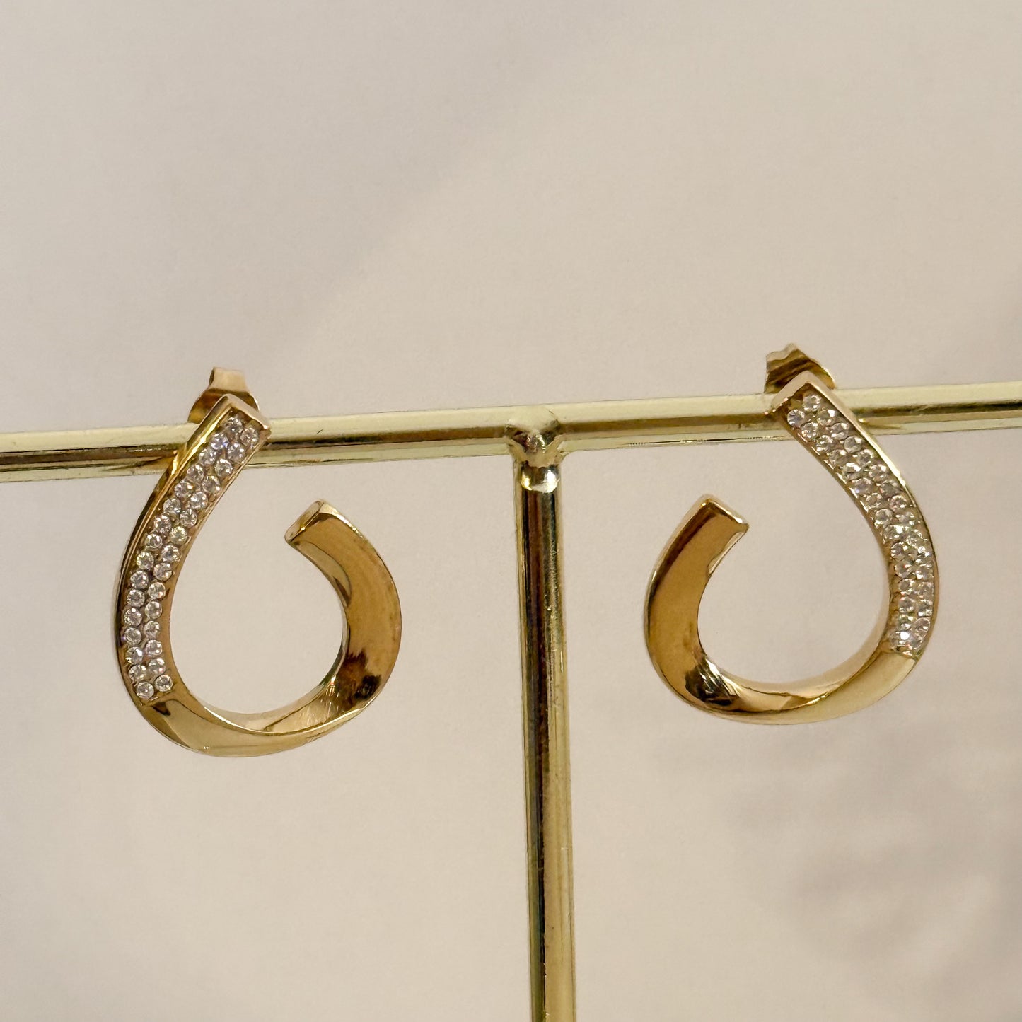 Pendientes Arco Luz (Pendientes Curvos Dorados con Detalles Brillantes)